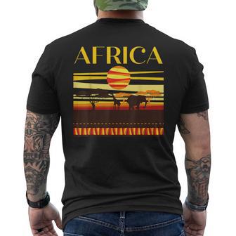 アフリカの衣装と夕日のアフリカの動物。 メンズTシャツ バックプリント - Kawaiitshirt
