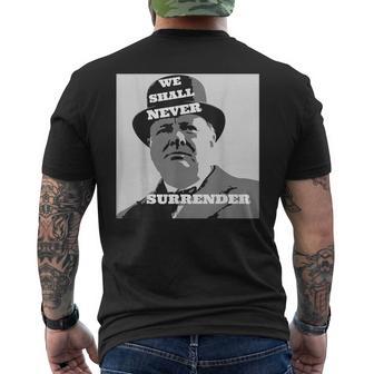ウィンストン・チャーチルの引用我々は決して降伏しない メンズTシャツ バックプリント - Kawaiitshirt