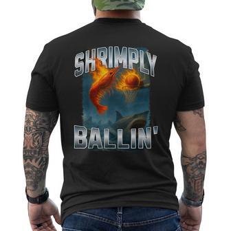 エビのバリン 燃えるようなエビがサメの上に沈むミーム。 メンズTシャツ バックプリント - Kawaiitshirt