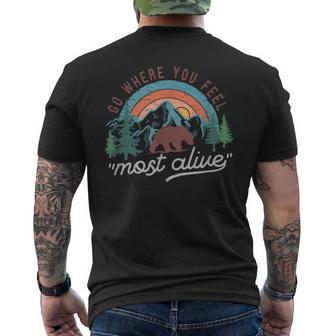 キャンプ おもしろ アウトドア 楽しい 山登り キャンピング 生きていると感じるところへ行く メンズTシャツ バックプリント - Kawaiitshirt