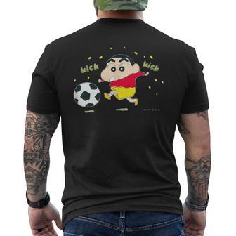 クレヨンしんちゃん しんちゃんとサッカー メンズTシャツ バックプリント - Kawaiitshirt