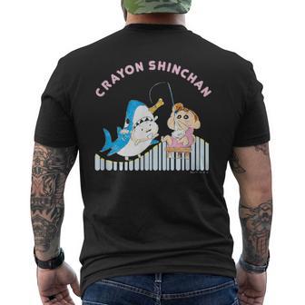クレヨンしんちゃん ひまわりとシロ 釣りごっこ メンズTシャツ バックプリント - Kawaiitshirt