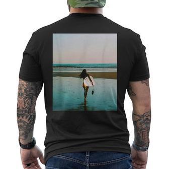 サーファー ガール（写真 リアルフォト）【Surfide サーフサイド】サーフィン 夏・海 ビーチ 砂浜 おしゃれ メンズTシャツ バックプリント - Kawaiitshirt
