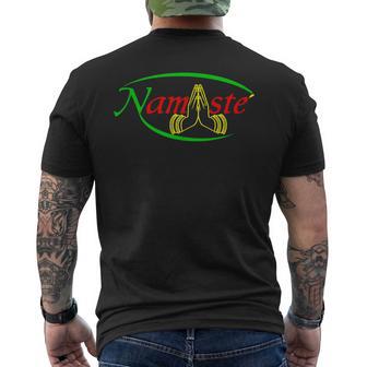 ナマステとラスタカラーヨガ。 メンズTシャツ バックプリント - Kawaiitshirt