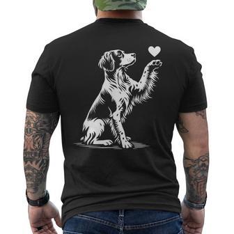 ブリタニー スパニエル お座り犬の心愛のグラフィック デザイン メンズTシャツ バックプリント - Kawaiitshirt
