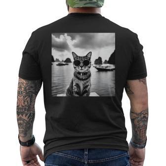 ベトナムのハロン湾でサングラスをかけた猫 メンズTシャツ バックプリント - Kawaiitshirt
