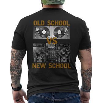ミュージックdjs オールドスクールvs ニュースクールターンテーブル メンズTシャツ バックプリント - Kawaiitshirt