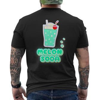 メロンソーダ／クリームソーダ 夏 （デリシャス スイーツ）昭和レトロ ポップ 80S かわいい イラスト メンズTシャツ バックプリント - Kawaiitshirt