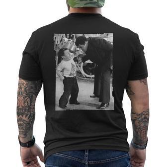 モハメド・アリとケニー・ベイカーのファイトシーンバラエティ番組1979 メンズTシャツ バックプリント - Kawaiitshirt