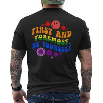 レトロな虹色デザイン 力強いlgbtqプライドメッセージ付き メンズTシャツ バックプリント - Kawaiitshirt