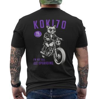 古希祝い バイク好き 猫好き 父 男性 クラシックバイク 70歳 I'm Not Old Just Upgrading メンズTシャツ バックプリント - Kawaiitshirt