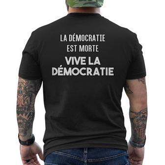 民主主義万歳、民主主義は死んだ メンズTシャツ バックプリント - Kawaiitshirt