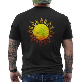 燃える太陽 トライバル タトゥー 宇宙 宇宙 メンズTシャツ バックプリント - Kawaiitshirt