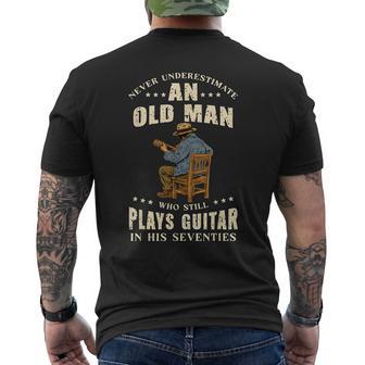 老人はギターを弾く セブンティーズ・ギタリストを過小評価するな メンズTシャツ バックプリント - Kawaiitshirt