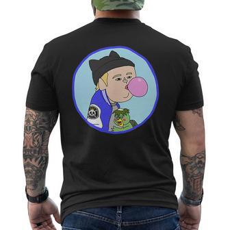 耳付きニットキャップを被った青年 河童の子を抱きながらガムを膨らます メンズTシャツ バックプリント - Kawaiitshirt
