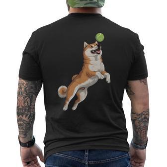 遊び心のある柴犬フェッチ追いかけテニスボール メンズTシャツ バックプリント - Kawaiitshirt