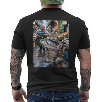 面白い猫が市場で魚を盗む猫好きの楽しみ。 メンズTシャツ バックプリント - Kawaiitshirt