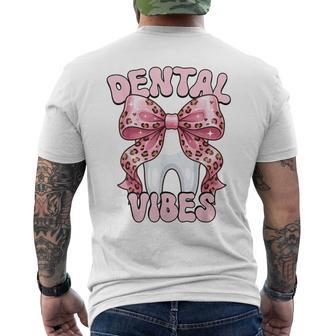 Dentalibes 歯 ピンク ヒョウ柄 弓 歯科医 メンズTシャツ バックプリント - Kawaiitshirt