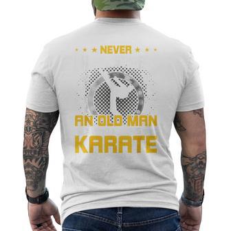 Never Underestimate An Old Man Who Know Karate メンズTシャツ バックプリント - Kawaiitshirt