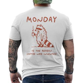 コーヒーが発明された理由は月曜日 少し憂鬱なアライグマ メンズTシャツ バックプリント - Kawaiitshirt