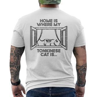 ホーム・ホウェア・マイ・キャット・イズ-ママ・ダッド・トンキニーズ・キャット メンズTシャツ バックプリント - Kawaiitshirt