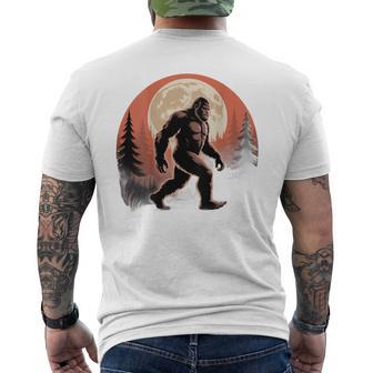 バックプリント ヴィンテージ レトロ ビッグフット 月 ビッグフット メンズTシャツ バックプリント - Kawaiitshirt
