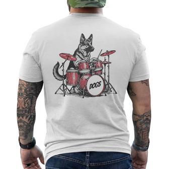 ヴィンテージジャーマンシェパード犬の演奏ドラム。 メンズTシャツ バックプリント - Kawaiitshirt