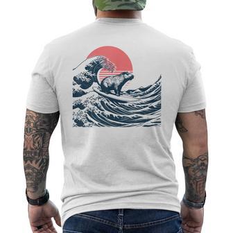 神奈川沖のビッグウェーブでサーフィンをするサーファーのカピバラ メンズTシャツ バックプリント - Kawaiitshirt