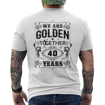 私たちは一緒にゴールデンです 40周年結婚40周年 メンズTシャツ バックプリント - Kawaiitshirt
