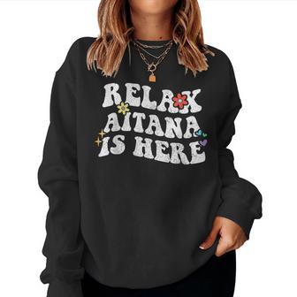 Retro Groovy Relax Aitana Is Here Nombre Del Día De La Madre Sudadera Mujer - Regaloses