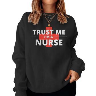 Trust Me Im A Nurseシャツは、すべての看護師、家族、友人に贈ることができます。 レディーススウェットシャツ - Kawaiitshirt