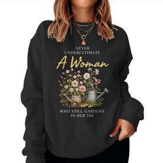 Never Underestimate Woman Gardening Vintage 70S Women Sweatshirt - Thegiftio UK