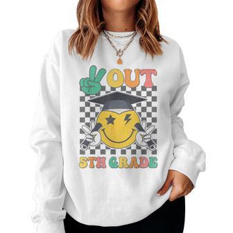 Groovy Peace Out 5Th Grade Last Day Of School Fifth Grade Women Sweatshirt - Thegiftio UK