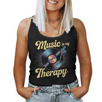 Music Is My Therapy Musiciens Casque Musique Memes Débardeur pour femme - Cadeauxyz