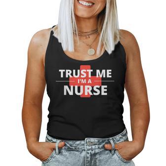 Trust Me Im A Nurseシャツは、すべての看護師、家族、友人に贈ることができます。 レディースタンクトップ - Kawaiitshirt