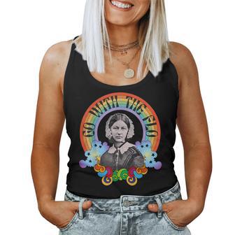 フローレンス・ナイチンゲール Groovy Nurse Go With Flo レトロレインボー レディースタンクトップ - Kawaiitshirt