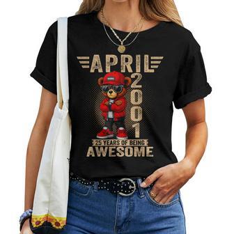 2001年4月25日の誕生日男性と女性の素晴らしいテディベア。 レディースTシャツ - Kawaiitshirt