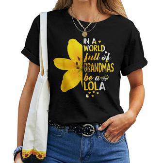 En Un Mundo Lleno De Abuelaser Una Flor De Lola Camiseta de mujer - Regaloses