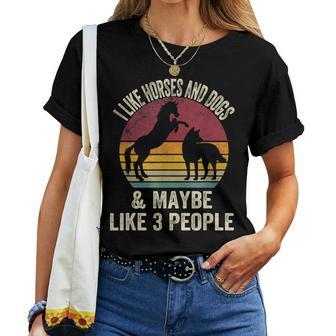 J'aime Les Chevaux Et Les Chiens Et Peut-Être 3 Personnes Pour Lover Horse T-shirt femme - Cadeauxyz