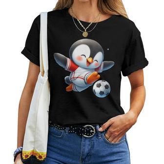 Mignon Pingouin Joueur De Football Frappant Balleport Dessin Animé T-shirt femme - Cadeauxyz