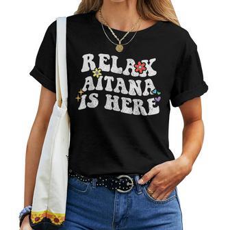 Retro Groovy Relax Aitana Is Here Nombre Del Día De La Madre Camiseta de mujer - Regaloses