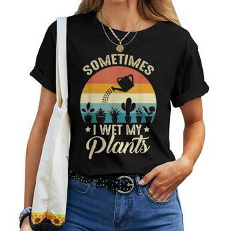 Sometimes I Wet My Plants Gardener Plant Lover ガーデニング レディースTシャツ - Kawaiitshirt