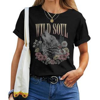 Wildoul Howling Wolf Among Flowers And Forest レディースTシャツ - Kawaiitshirt