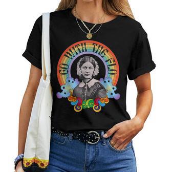 フローレンス・ナイチンゲール Groovy Nurse Go With Flo レトロレインボー レディースTシャツ - Kawaiitshirt