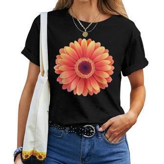 開花期のハンサムなガーベラの花 レディースTシャツ - Kawaiitshirt