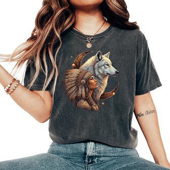 Indian Native American Woman With White Wolf Vintage Women's Oversized Comfort T-Shirt - Thegiftio UK