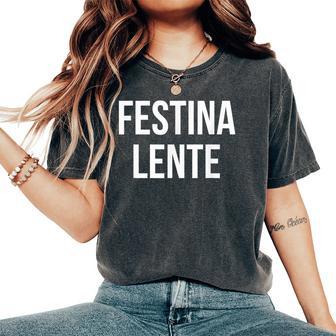 Make Hastelowly Festina Lente ラテン語インスピレーション引用 レディースオーバーサイズコンフォートTシャツ - Kawaiitshirt