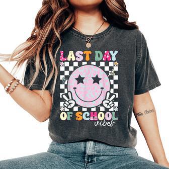 Retro Groovy Last Day Of School Vibes Teacher Student Kids Women's Oversized Comfort T-Shirt - Thegiftio UK