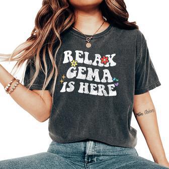 Retro Groovy Relax Gema Is Here Nombre Del Día De La Madre Camiseta extragrande cómoda para mujer - Regaloses