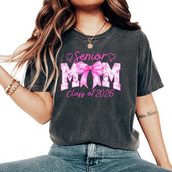 Senior Mom Class Of 2026 Proud Mother Of Graduate Pink Bow Women's Oversized Comfort T-Shirt | Seseable UK